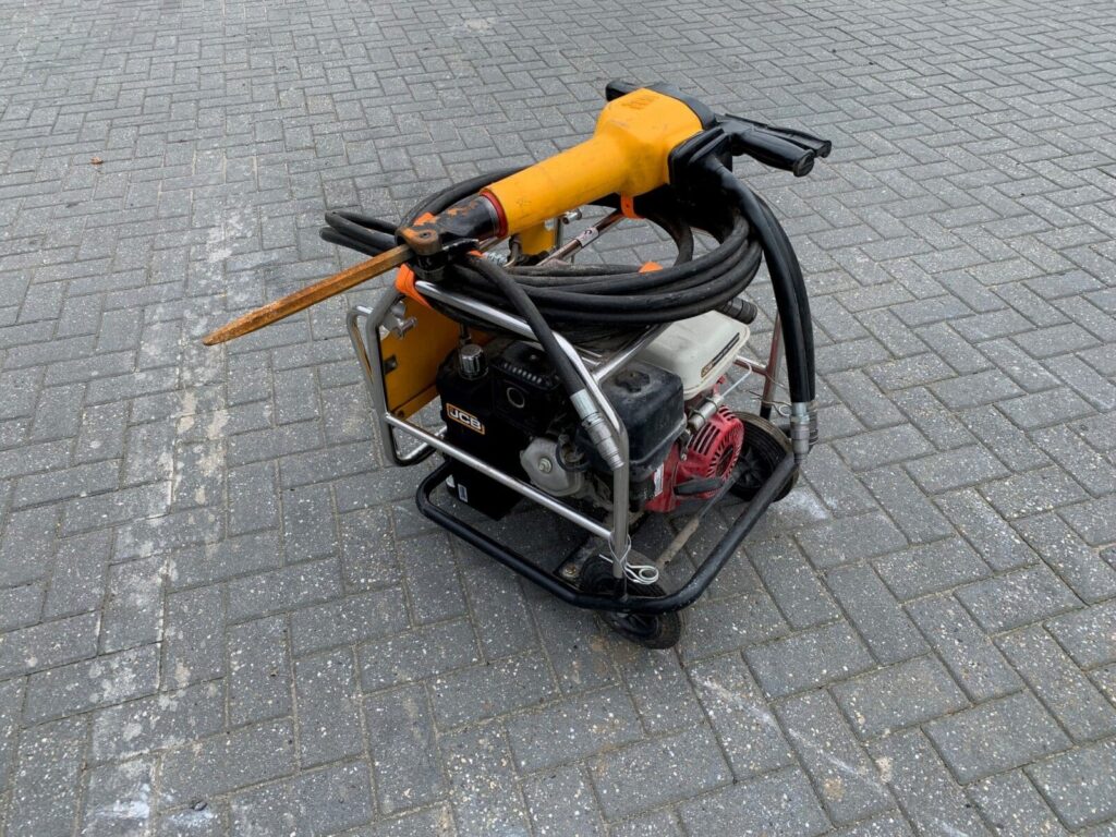 JCB Beaver met hakhamer